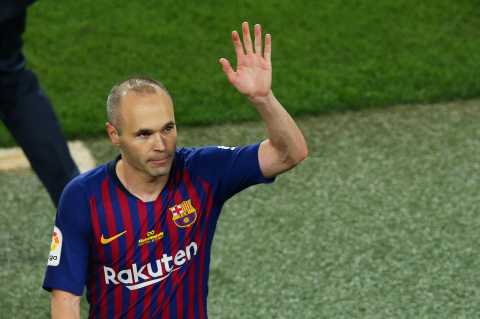 La Liga champion Barcelona ended its campaign with a 1-0 win at home to Real Sociedad on Sunday (20/05) thanks to a sensational distance strike from Philippe Coutinho as the Nou Camp paid an emotional farewell to departing captain Andrés Iniesta, pictured. (Reuters Photo/Albert Gea)
