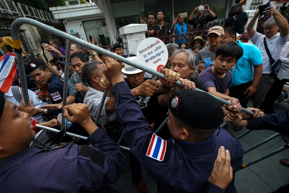 Eight Thai pro-democracy protest leaders surrendered to police on Tuesday (22/05) after police blocked a march held on the anniversary of a 2014 coup in their demand for early elections.  (Reuters Photo/Athit Perawongmetha)