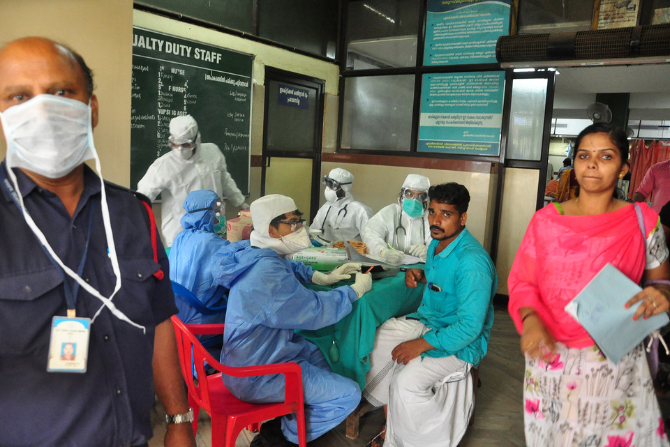 A rare virus spread by fruit bats, which can cause flu-like symptoms and brain damage, has killed 10 people in southern India, health officials said on Tuesday (22/05), with at least nine more being treated. (Reuters Photo)