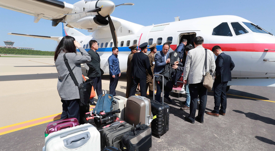 South Korean journalists, who will visit the nuclear testing site at Punggye-ri, after arriving at Kalma Airport in Wonsan, North Korea, on Wednesday (23/05). (Reuters Photo/News1)