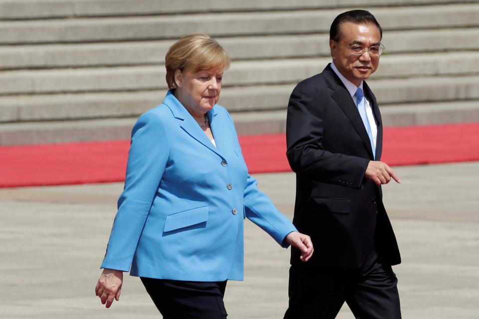 China said on Thursday (24/05) it would 'open its door wider' to German businesses, giving a warm reception to visiting Chancellor Angela Merkel, who has wooed Beijing to counterbalance trade threats from US President Donald Trump. (Reuters Photo/Jason Lee)