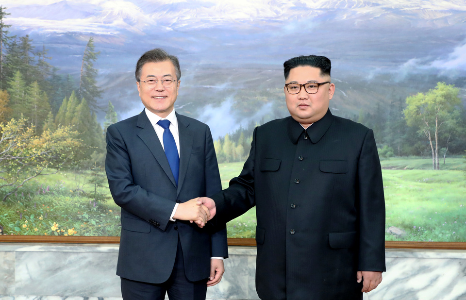 South Korea's President Moon Jae-in said on Monday (28/05) there could be more impromptu talks and summits with North Korea's Kim Jong-un, as US officials prepare for a historic meeting between President Donald Trump and Kim. (Reuters Photo/The Presidential Blue House)