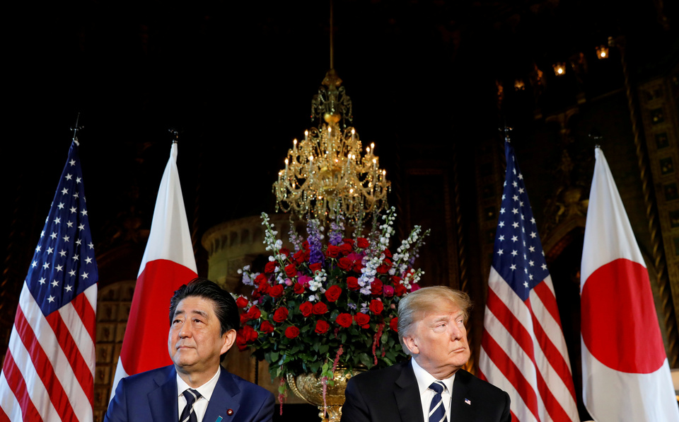 US President Donald Trump and Japanese Prime Minister Shinzo Abe discussed North Korea by phone on Monday (28/05) and confirmed they would meet before an expected US-North Korea summit, the White House said. (Reuters Photo/Kevin Lamarque)