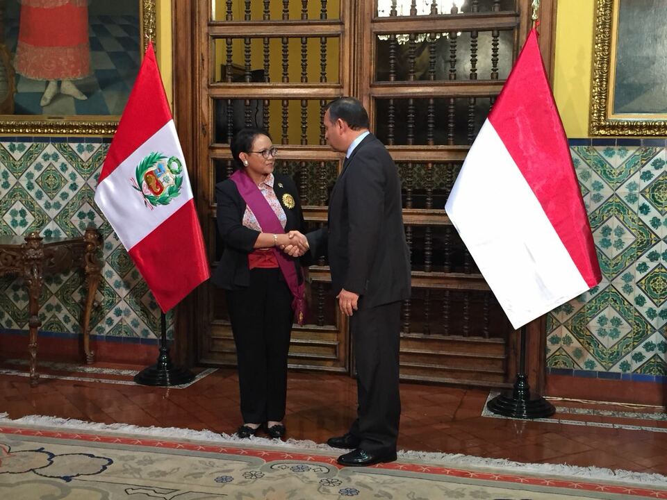 Foreign Minister Retno Marsudi, left, shakes hands with her Peruvian counterpart, Néstor Popolizio, at the beginning of their meeting in Lima, Peru on Wednesday (23/05). (Photo courtesy of the Ministry of Foreign Affairs)