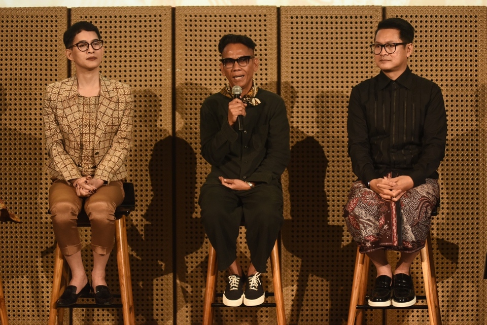 From left to right, Oscar Lawalata, Edward Hutabarat and Denny Wirawan during a press conference for the 'Batik for the World' festival on Tuesday (08/05). (Photo courtesy of Image Dynamics)