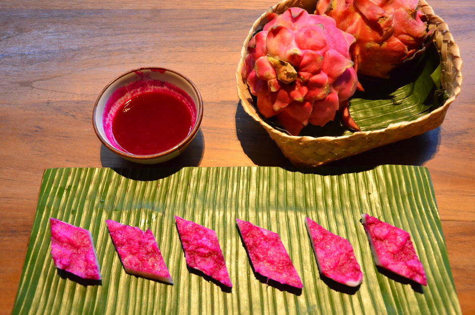 KAUM uses dragon fruit juice to naturally color Serungkulun. (JG Photo/Cahya Nugraha)
