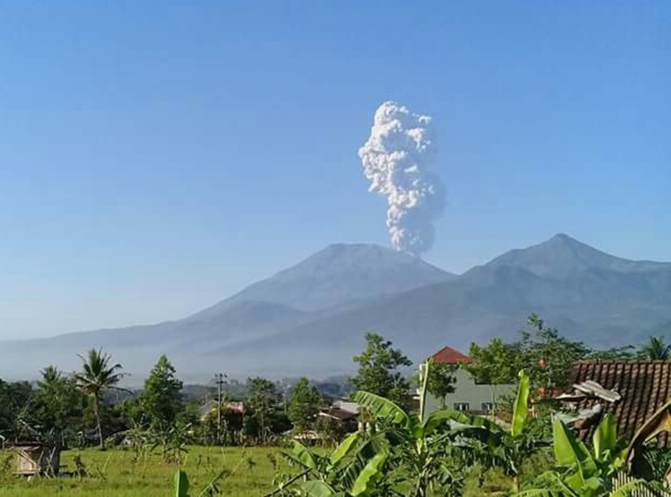 Mount Merapi's crater spewed a column of ash into the sky on Friday (11/05), forcing authorities at Yogyakarta's Adisutjipto International Airport to impose a temporary suspension of activities, an official said. (Photo courtesy of PVMBG)