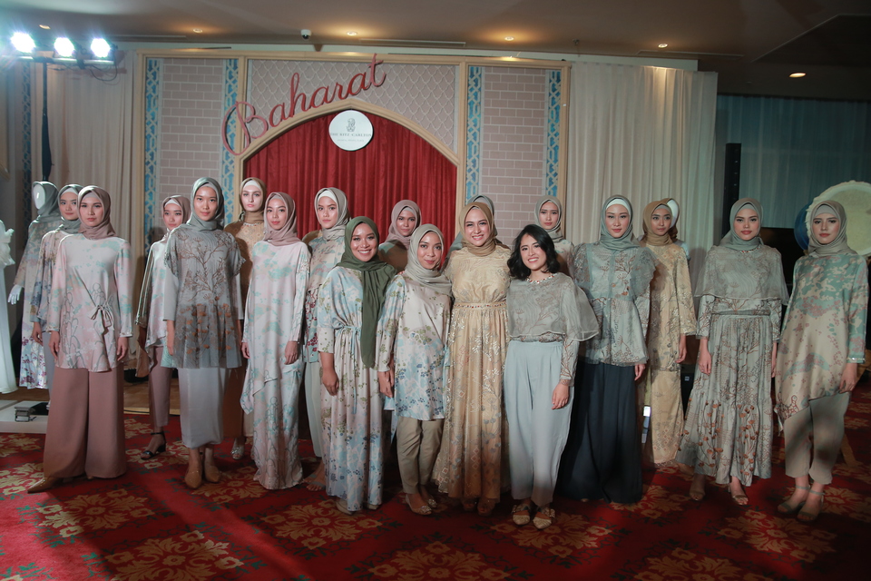 Istafiana Candarini, Afina Candarini and Nadya Karina posing with models after presenting Kami's Ramadan and Idul Fitri collections during a trunk show in the grand ballroom of The Ritz-Carlton Jakarta, Pacific Place, on Wednesday (16/05). (Photo courtesy of Kami)