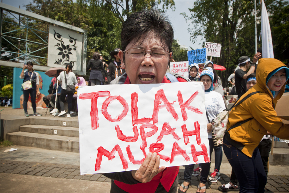Workers protest against low wages. The Confederation of Indonesian Trade Unions (KSPI) and other labor unions will organize a national strike involving 5 million workers across Indonesia if the government raises the Value Added Tax (VAT) from 11 percent to 12 percent in 2025 and fails to meet minimum wage demands. (JG Photo / Yudha Baskoro)