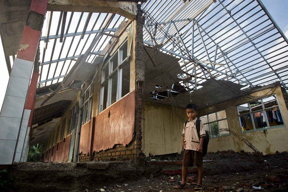 The students at SDN Mutiara elementary school in Bogor, West Java, have not been able to study in their normal classrooms for the past month, when their school collapsed. (JG Photo / Yudha Baskoro)