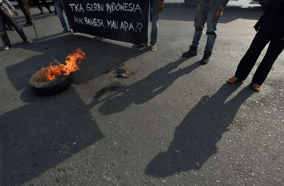 Student activists demonstrate in Makassar, South Sulawesi, on Thursday (03/05) to rally against foreign workers in the country. (Antara Photo/Yusran Uccang)

