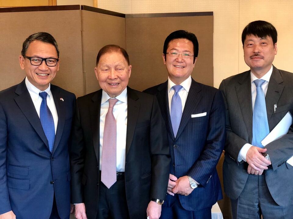 Lippo Group founder and chairman Mochtar Riady, second from left, poses for a photograph with Indonesian Ambassador Arifin Tasrif, left, Nikkei senior managing director Rinji Takeoka, second from right, and Nikkei senior staff writer Hiroshi Murayama on the sidelines of the Nikkei Asia300 Forum in Tokyo on Monday (21/05). (Photo courtesy of Lippo Group)