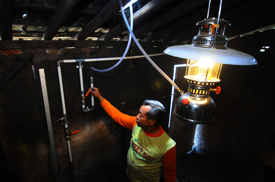 A villager uses a petromax lamp fueled by biogas in Urutsewu, Central Java, on May 7, 2018. (Antara Photo/Aloysius Jarot Nugroho)