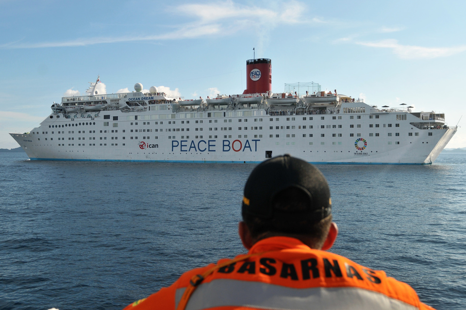 A member of the National Search and Rescue Agency (Basarnas) observing the Panama-flagged cruise ship Ocean Dream during the evacuation of a passenger in the waters off Weh Island in Aceh on Sunday (20/05). The passenger, Kurabaya Shimasao (92) of Japan, was taken to Zainal Abidin Hospital in Banda Aceh to receive treatment for diabetes and respiratory problems. (Antara Photo/Ampelsa)