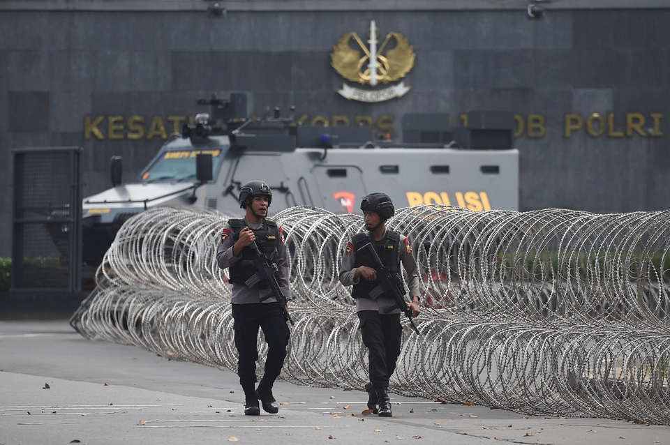 Police officers guard the Police Mobile Brigade (Brimob) headquarters near Jakarta on Wednesday (09/05), after a riot broke out in its prison compound on Tuesday. (Antara Photo/Akbar Nugroho Gumay)