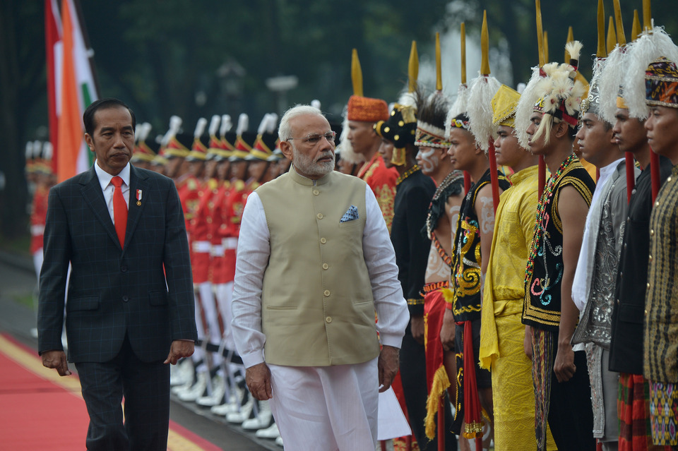 President Joko 'Jokowi' Widodo and Indian Prime Minister Narendra Modi inspect the guard at the Presidential Palace in Central Jakarta in May. (Antara Photo/Wahyu Putro A)