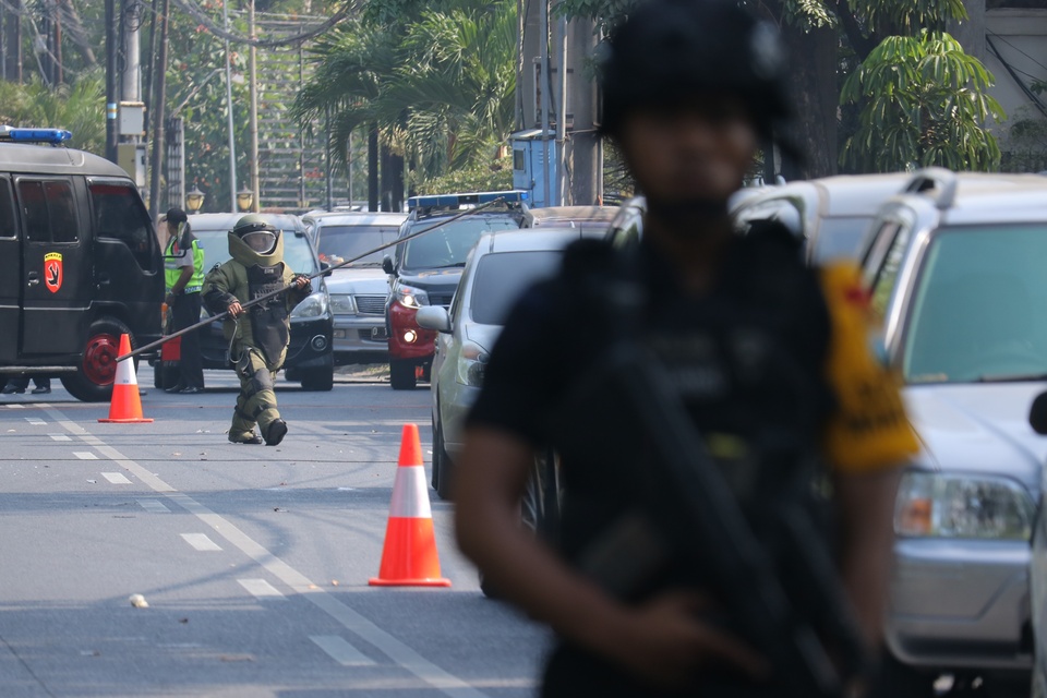Indonesian civil groups condemned the church bombings in Surabaya, East Java, on Sunday (13/05), and called for a unified rally behind the government to fight all form of terrorism.(Antara Photo/Didik Suhartono)