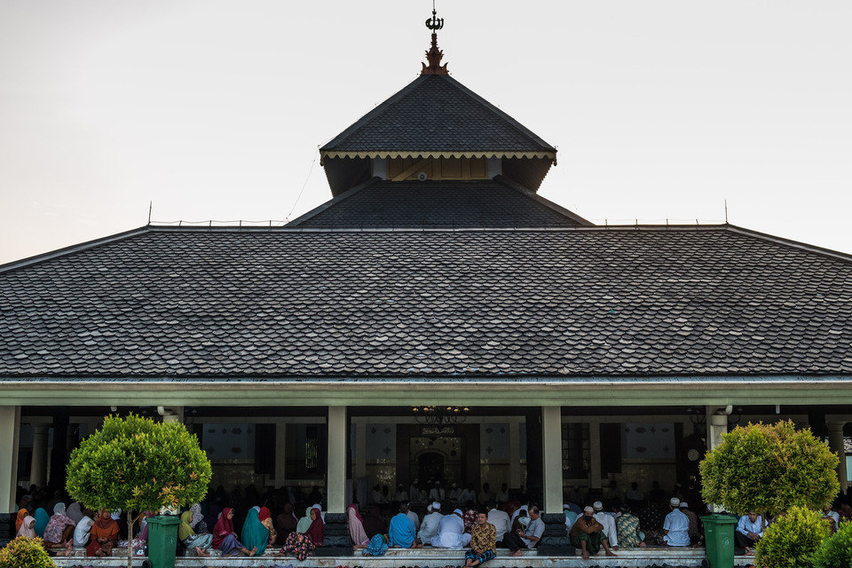 Muslims performing a Ramadan prayer on the porch of Masjid Agung Demak (Demak Great Mosque) at Bintoro in Demak, Central Java, on Sunday (20/05). The mosque, which was founded by the king of Demak, Raden Patah, served as a center for the propagation of Islam on Java Island during the 15th century. (Antara Photo/Aji Styawan)