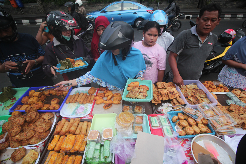 Residents shop at a morning morket in Surabaya, East Java, on Thursday (17/05) to prepare to break the fast at dusk. (Antara Photo/Moch Asim)

