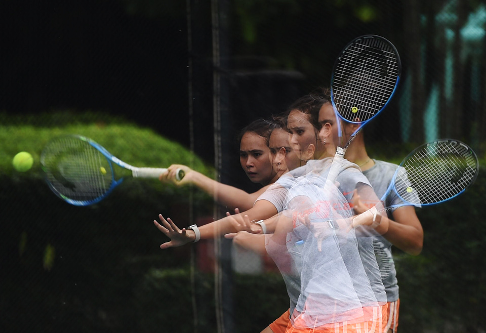 Indonesian tennis player Beatrice Gumulya exercises in Jakarta on Wednesday (23/05) in intensive preparation for the Asian Games in August. (Antara Photo/Akbar Nugroho Gumay)
