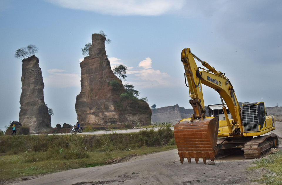 An excavator in what is known as the Galian C mining area in Semarang, Central Java, on Monday (21/05). Mining activities have left behind barren pillars of rock in the area.(Antara Photo/Aditya Pradana Putra)

