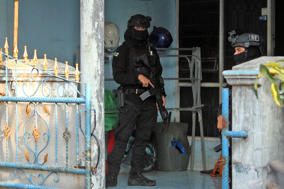 File photo: Members of counter-terror squad Detachment 88 stand guard near a house in Bekasi, West Java.(Antara photo)