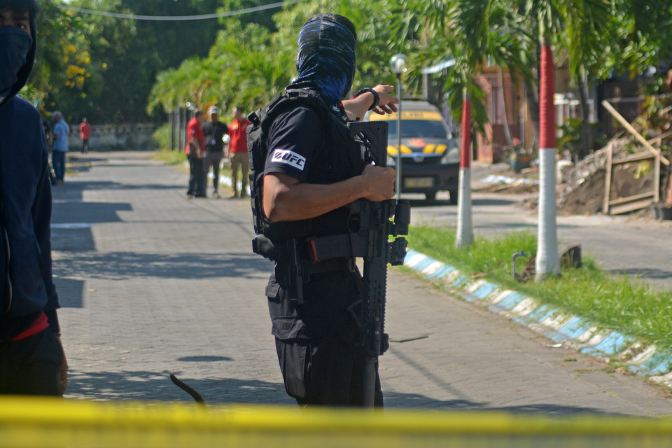A member of anti-terror squad Detachment 88 stands guard. (Antara Photo)