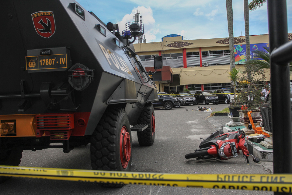 Police fatally shot four unidentified assailants crashed a minivan through the front gate of Riau Police headquarters in Pekanbaru on Wednesday (16/05) morning. One police officer was killed in the attack. (Antara Photo/Rony Muharrman)