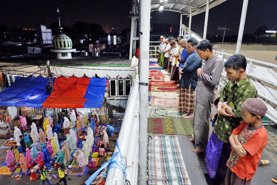 The tarawih prayer is performed at Mushola Miftahul Jannah in Jakarta on Thursday (17/05). The holy month of Ramadan is kicked off each year with the tarawih prayer. (Antara Photo/Rivan Awal Linga)

