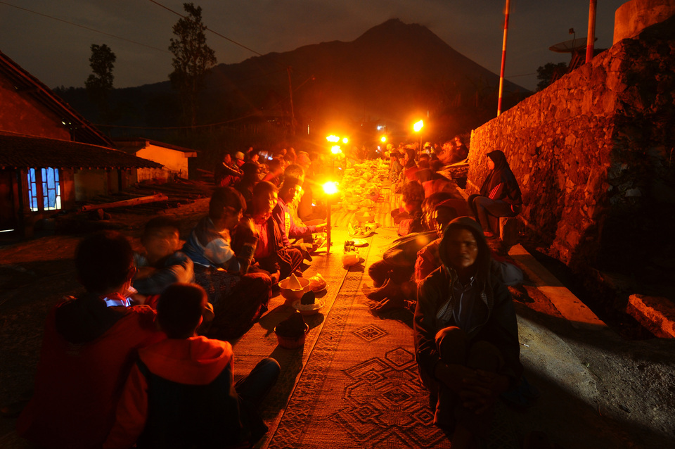 Residents in Boyolali, Central Java, perform the Ngetoke tradition on Thursday (24/05). The tradition is centuries old, in which locals ask God for salvation should nearby Mount Merapi erupt. (Antara Photo/Aloysius Jarot Nugroho)