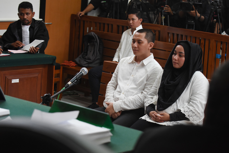 First Travel owners Andika Surachman, left, and Anniesa Hasibuan listen to the judges' verdict in the Depok District Court in West Java on Wednesday (30/05). (Antara Photo/Indrianto Eko Suwarso)
