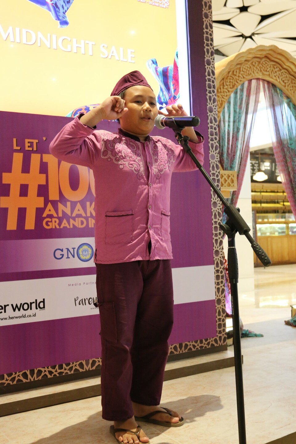 Muhammad Fariz Ridwan, 10 years old, fifth grade student of SDN Kampung Bali 01, was reading a poem in Grand Indonesia. (Photo courtesy of Grand Indonesia)