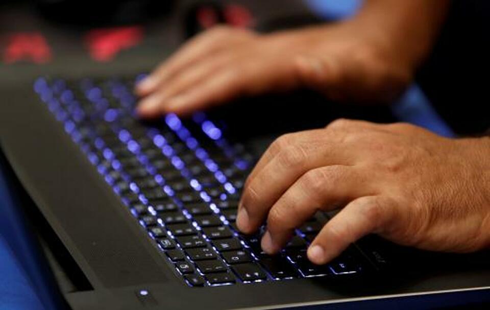 The FBI warned on Friday (25/05) that Russian computer hackers had compromised hundreds of thousands of home and office routers and could collect user information or shut down network traffic. (Reuters Photo/Steve Marcus)