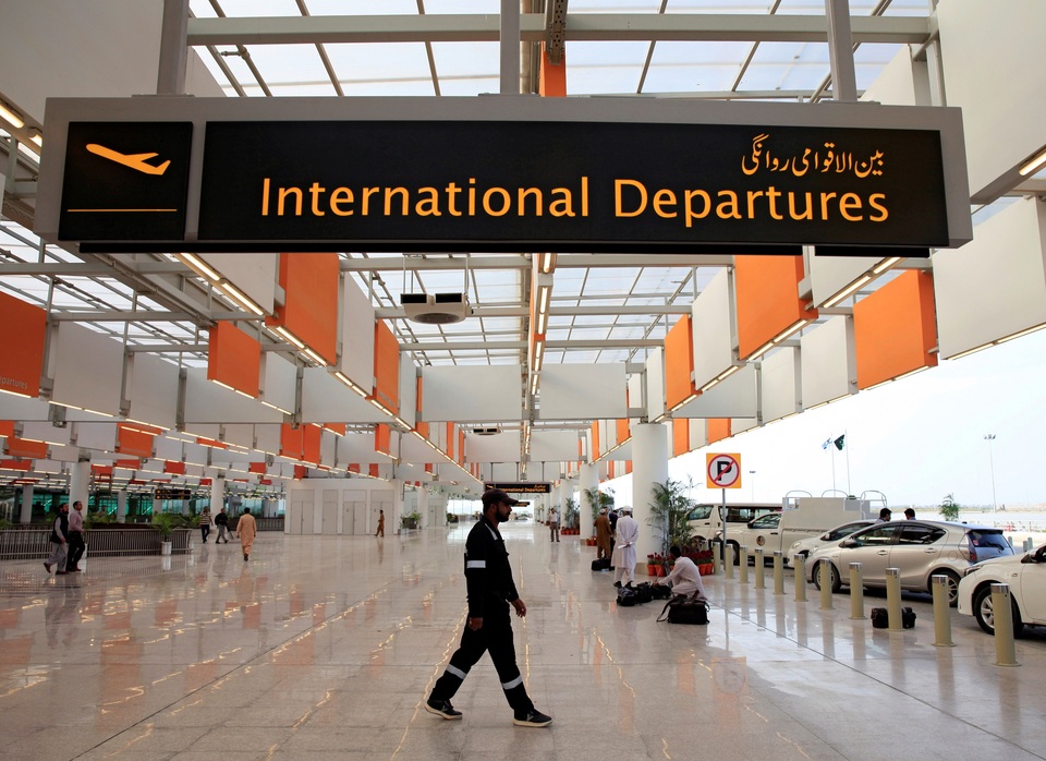Pakistani Prime Minister Shahid Khaqan Abbasi on Tuesday (01/05) inaugurated the long-delayed new airport in the capital, Islamabad, replacing the cramped Benazir Bhutto airport often criticized by travelers. (Reuters Photo/Faisal Mahmood)