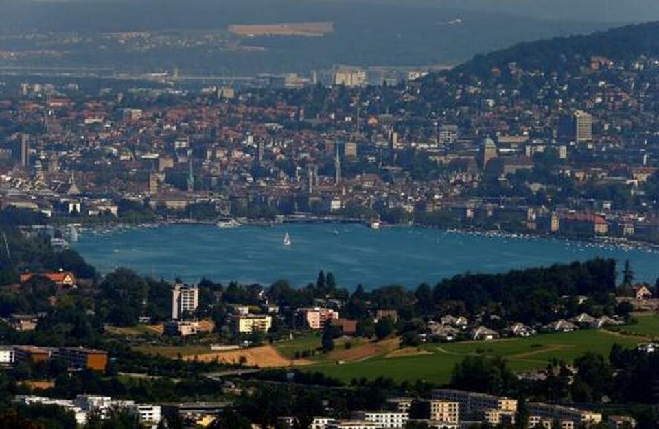 The Swiss financial hub of Zurich remains the world's most expensive major city and Egypt's capital Cairo the cheapest, the annual rankings of 77 metropolitan areas by Swiss bank UBS found on Tuesday (29/05). (Reuters Photo/Arnd Wiegmann)