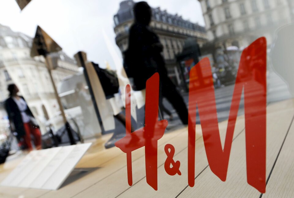 Fashion giants H&M and Gap vowed on Tuesday (05/06) to investigate reports that Asian garment workers who supply their high-street stores routinely face sex abuse, harassment and violence. (Reuters Photo/Regis Duvignau)