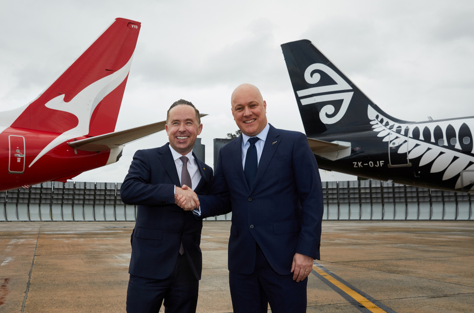 Qantas chief executive Alan Joyce and Air New Zealand boss Christopher Luxon pose for a photograph during a news conference at Sydney Airport on Friday (01/06). (Reuters Photo/AAP)
