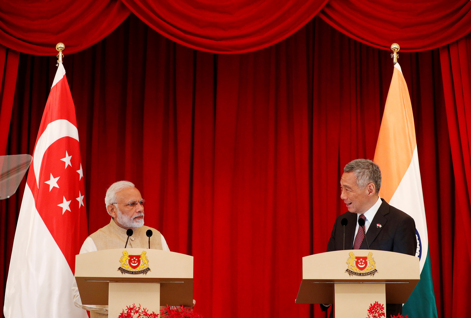 Indian Prime Minister Narendra Modi, left, and Singaporean Prime Minister Lee Hsien Loong give a joint address in Singapore on Friday (01/06). (Reuters Photo/Edgar Su)