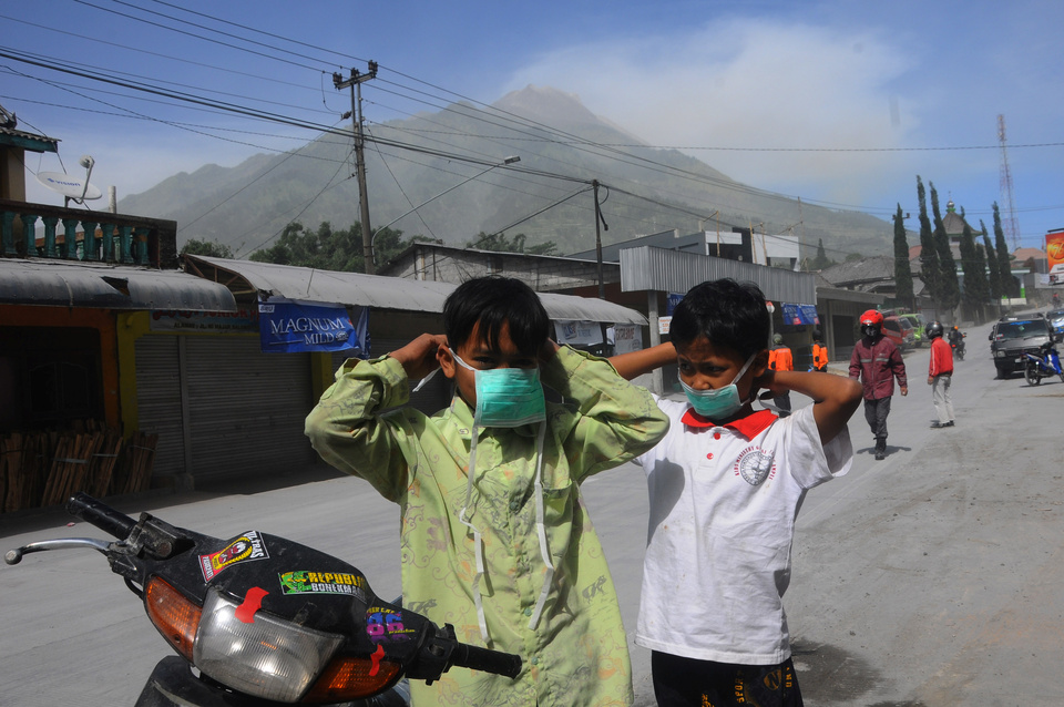 Children in Boyolali, Central Java, put on masks handed out by volunteers after Mount Merapi erupted on Friday (01/06). (Antara Photo/Aloysius Jarot Nugroho)