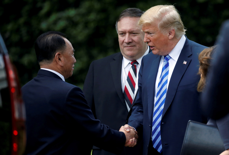 North Korean envoy Kim Yong-chol shakes hands with US President Donald Trump as Secretary of State Mike Pompeo looks on after a meeting at the White House in Washington, D.C., on Friday (01/06). (Reuters Photo/Leah Millis)