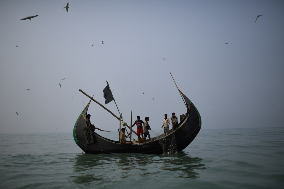 Some Rohingya refugees who fled from Myanmar are finding work in the fishing industry in neighboring Bangladesh, earning a tiny daily income and occasional share of the catch, all under the official radar. (Reuters Photo/Clodagh Kilcoyne)