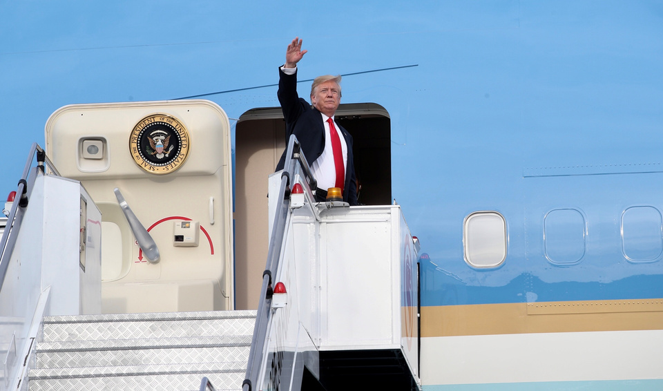 US President Donald Trump waves as he boards Air Force One in Singapore, TYesday (12/06). (Reuters Photo/Ministry of Communications and Information, Singapore)