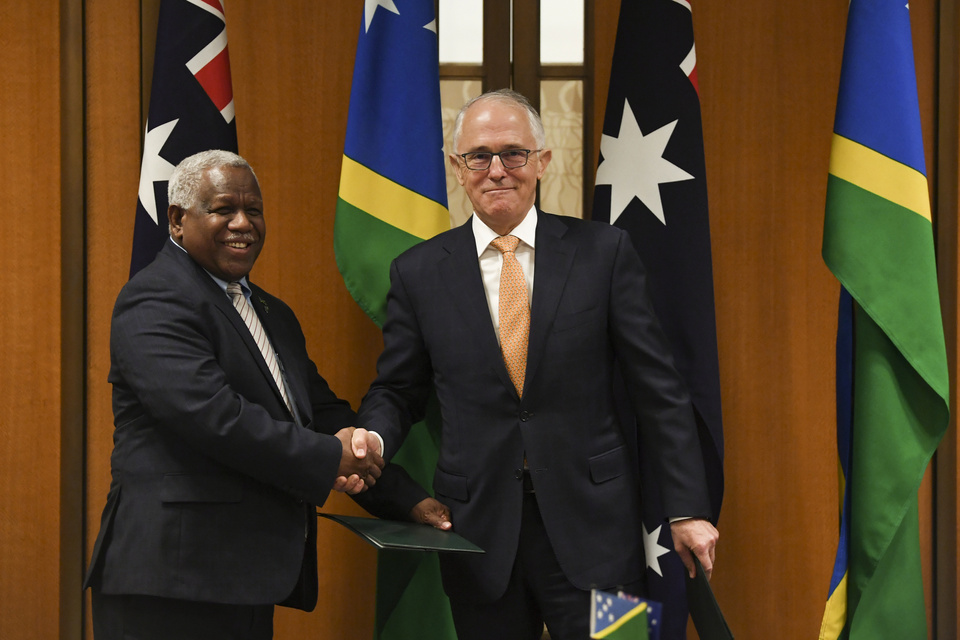Prime Minister of the Solomon Islands Rick Houenipwela and Australian Prime Minister Malcolm Turnbull shake hands during a signing ceremony at Parliament House in Canberra, Australia, Wednesday (13/06). (Reuters Photo/AAP)