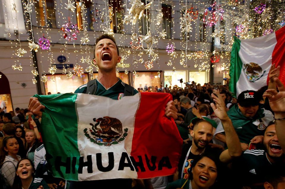Mexicans jumping in jubilation on Sunday (17/06) shook the ground hard enough to set off earthquake detectors and throngs danced in the streets after their team scored a surprise victory over World Cup defending champion Germany. (Reuters Photo/Sergei Karpukhin)