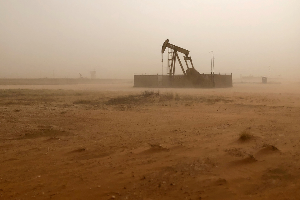 Oil prices fell nearly one percent on Tuesday (19/06) as an escalating trade dispute between the United States and China triggered sharp selloffs in many global markets. (Reuters Photo/Ann Saphir)
