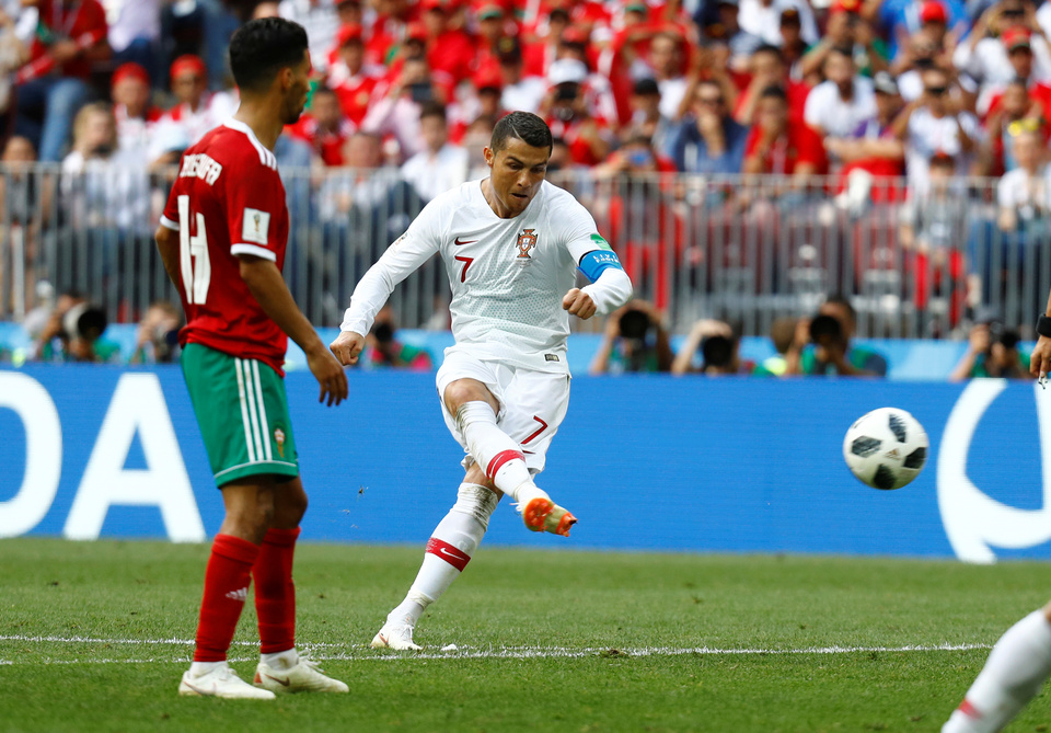 Portugal's Cristiano Ronaldo shoots at goal from a free kick. (Reuters Photo/Kai Pfaffenbach)