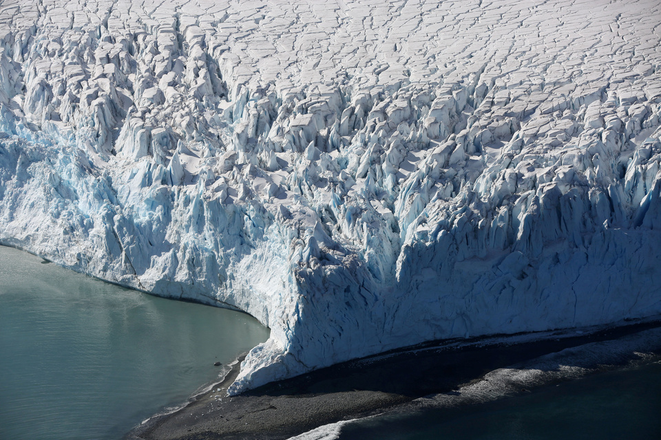 A thaw of ice worldwide will raise sea levels and may swamp several island states. (Reuters Photo/Alexandre Meneghini)