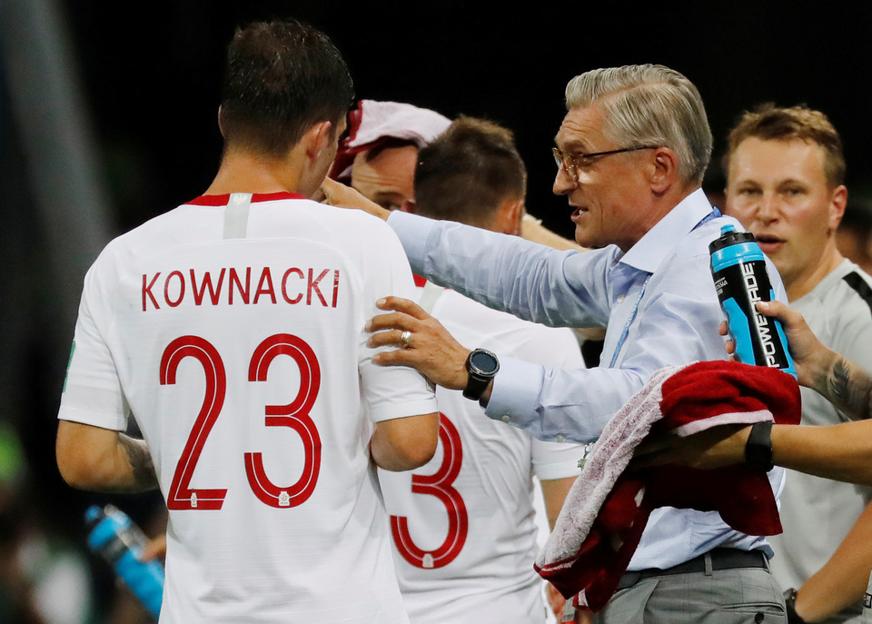 Poland coach Adam Nawalka talks with Dawid Kownacki during a break in play. (Reuters Photo/Toru Hanai)