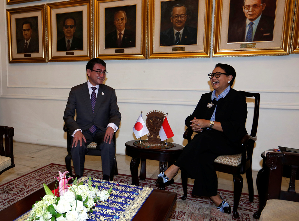 Japanese Foreign Minister Taro Kono and Foreign Minister Retno Marsudi at the beginning of their meeting in Jakarta, Indonesia on Monday (25/06). (Reuters Photo/Willy Kurniawan)