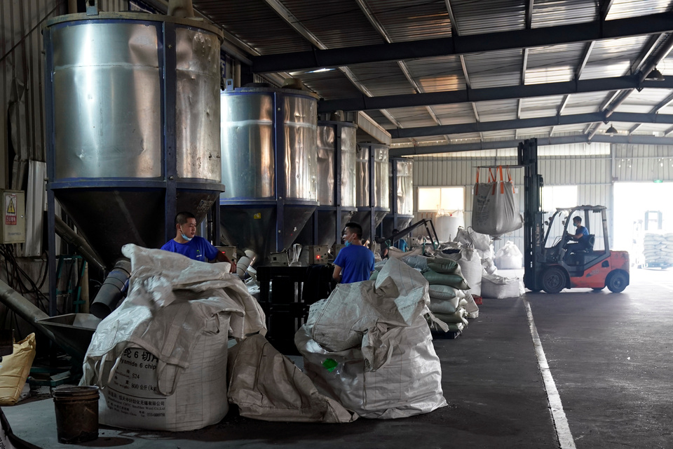 China's curbs on imported trash have deprived recyclers in the country of about half of what they need to produce the plastic pellets they sell to manufacturers of products ranging from office furniture to sheathes for fiber-optic cables. (Reuters Photo/Aly Song)